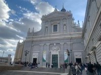 Fieles asisten a la misa por el Papa en la Catedral de la Almudena: "La noticia nos ha tocado"