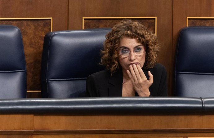 La vicepresidenta primera y ministra de Hacienda, María Jesús Montero, durante una sesión de control al Gobierno, en el Congreso de los Diputados, a 9 de abril de 2025, en Madrid (España). 