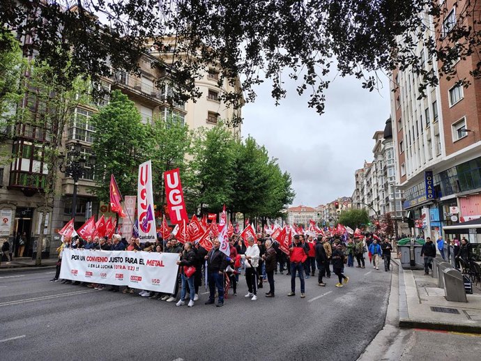 Unas 2.000 personas se manifiestan en Santander por un convenio del metal "justo" y "digno"