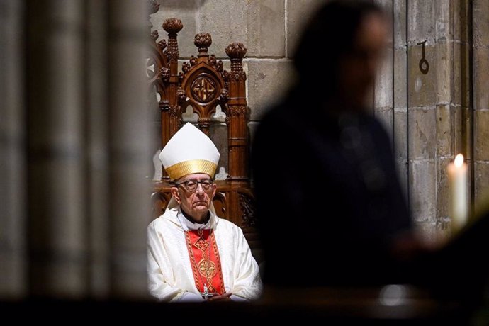 El arzobispo de Barcelona y cardenal elector, Juan José Omella, durante la misa de Pascua en la Catedral de Barcelona, a 21 de abril de 2025