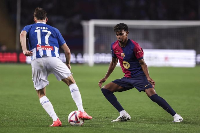 Archivo - Jofre Carreras y Lamine Yamal en el FC Barcelona-RCD Espanyol de la primera vuelta de LaLiga EA Sports