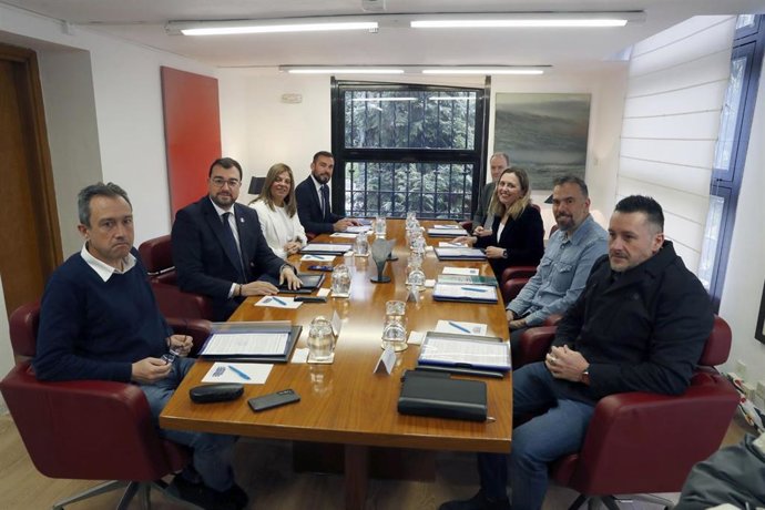 El presidente del Principado, Adrián Barbón, preside una reunión con agentes sociales para abordar las medidas frente a la política arancelaria de EEUU.