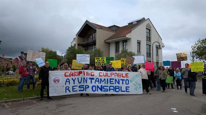 Alrededor de 150 campistas de Las Arenas de Ajo se concentran frente al Ayuntamiento