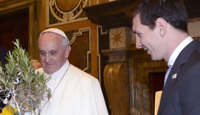 El Papa Francisco junto a Leo Messi