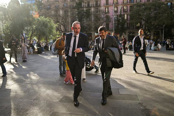 El conseller de Justicia y Calidad Democrática de la Generalitat, Ramon Espadaler, y el teniente de alcalde de Barcelona Albert Batlle, en la misa de Pascua de la Catedral de Barcelona