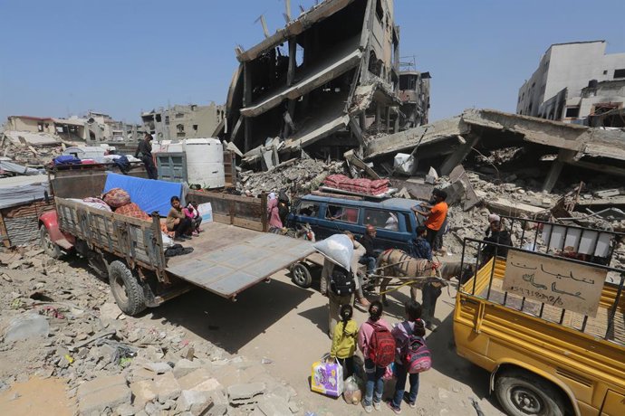 3 de abril de 2025, Cidade de Gaza, Faixa de Gaza, Território Palestino: Palestinos transportam seus pertences enquanto fogem do bairro de Shujaiya, no leste da Cidade de Gaza, após uma ordem de evacuação emitida pelos militares israelenses em 3 de abril 