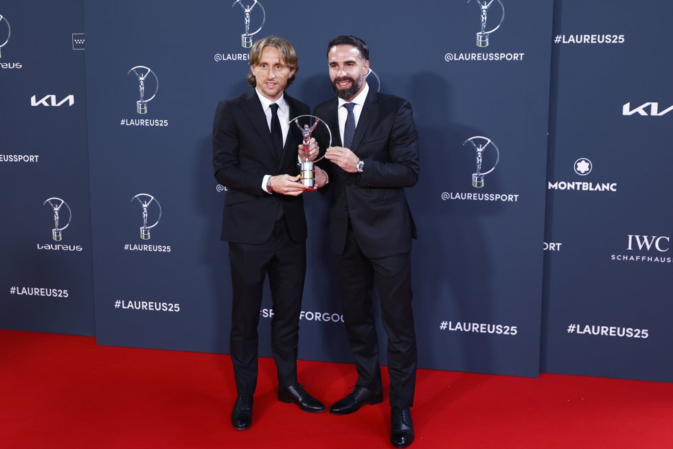Luka Modric y Daniel Carvajal posan con el Laureus 2025 concedido al Real Madrid como Mejor Equipo