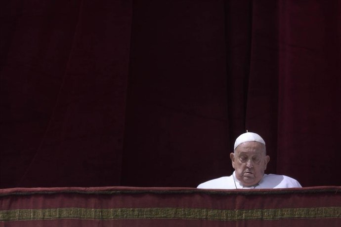O Papa Francisco durante a concessão da bênção "Urbi et Orbi" e deseja "Boa Páscoa" da sacada da Basílica de São Pedro, em 20 de abril de 2024, em Roma, Itália.