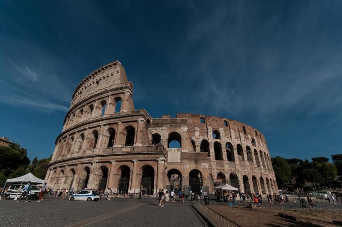 Archivo - Arquivo - 24 de agosto de 2024, Roma, Itália, Itália: Os turistas estão visitando a área arqueológica do Coliseu em Roma.