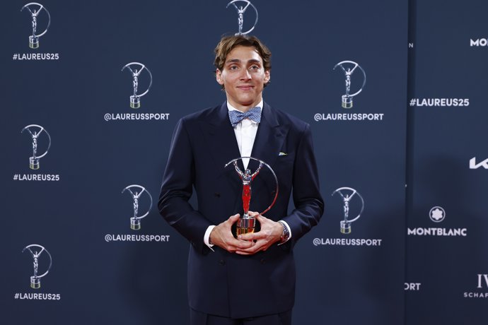 Armand Duplantis posa con su Laureus 2024 al Mejor Deportista
