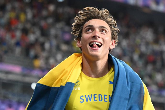 Archivo - 05 de agosto de 2024, França, Saint-Denis: O primeiro colocado da Suécia, Armand Duplantis, comemora após a final do salto com vara masculino no Stade de France durante os Jogos Olímpicos de Paris 2024. Foto: Sven Hoppe/dpa