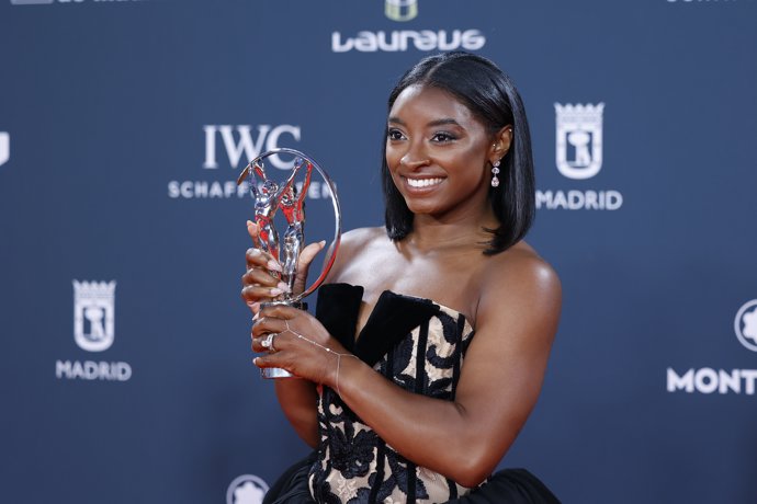 Simone Biles posa con su Laureus 2024 a la Mejor Deportista