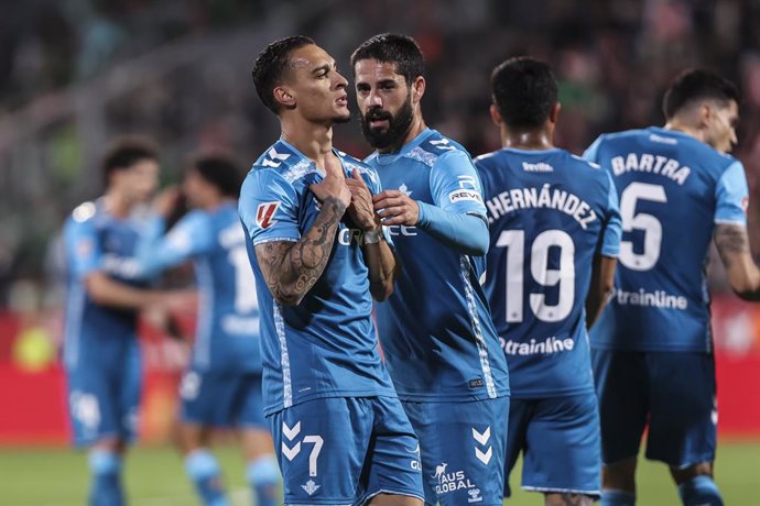 Antony dos Santos, do Real Betis, comemora um gol durante a partida de futebol do Campeonato Espanhol, La Liga EA Sports, disputada entre Girona FC e Real Betis no Estadio de Montilivi em 21 de abril de 2025 em Girona, Espanha.