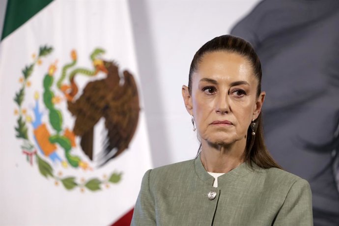 A presidente do México, Claudia Sheinbaum Pardo, fala durante uma coletiva de imprensa no Palácio Nacional, em 4 de abril de 2025, na Cidade do México, México.