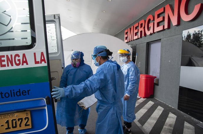 Archivo - Arquivo - Ambulância em um hospital em Quito, Equador
