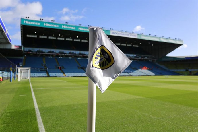 Archivo - Banderín con el escudo del Leeds United