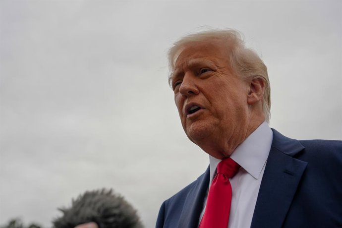 21 de abril de 2025, Washington, Distrito de Columbia, EUA: O Presidente Trump fala à mídia sobre o Papa Francisco, o Secretário de Defesa Hegseth e a situação atual no Irã e na Ucrânia. O presidente DONALD TRUMP e a primeira-dama MELANIA TRUMP foram os a