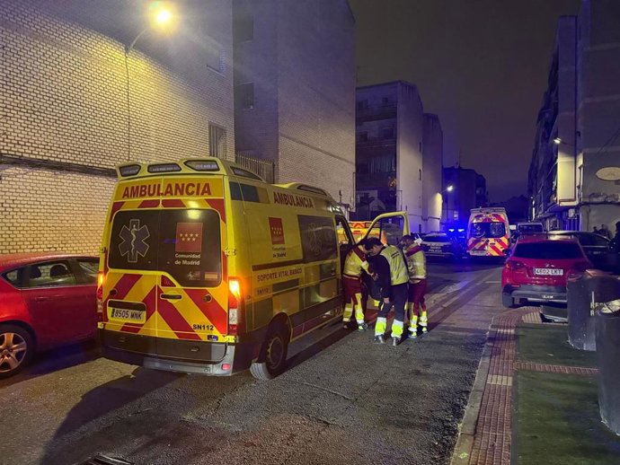 Archivo - Ambulancia atiende a un herido grave por arma de fuego de 62 años en Torrejón de Ardoz