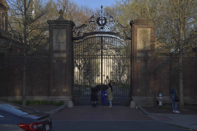 20 de abril de 2025, Cambridge, Ma, EUA: Cenas da Universidade de Harvard e da Harvard Square com estudantes e pedestres