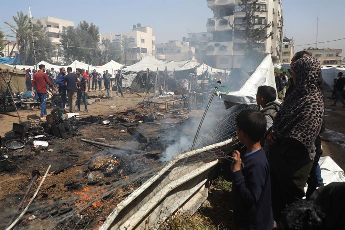 GAZA, April 21, 2025 -- Pessoas se reúnem no local de um ataque aéreo israelense na Cidade de Gaza, em 21 de abril de 2025. As forças armadas de Israel disseram na segunda-feira que realizaram mais de 200 ataques aéreos na Faixa de Gaza nos últimos três d