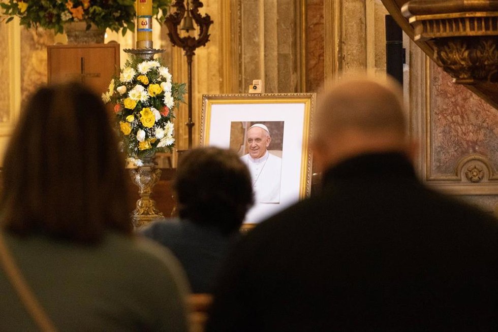 Devotos asisten a una misa por el difunto Papa Francisco en la catedral de Santiago, Chile