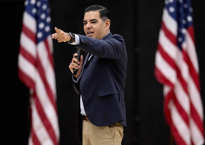 El congresista estadounidense del Partido Demócrata, Robert García 