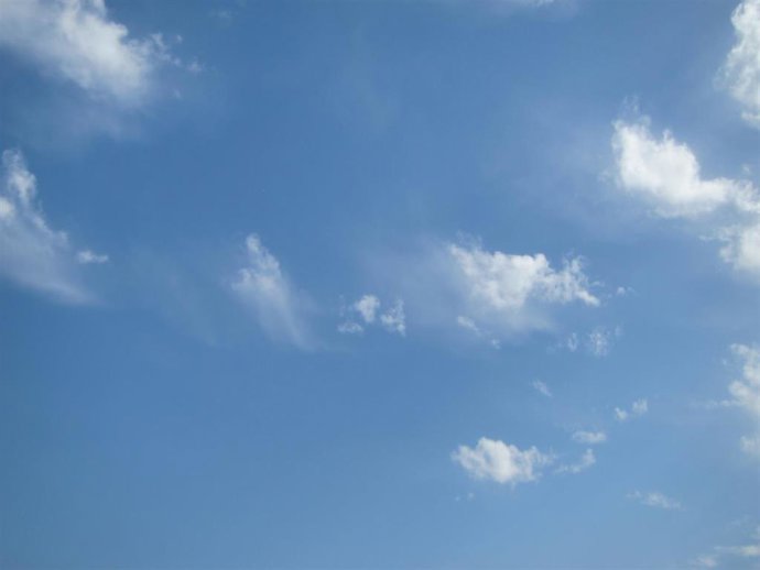 Archivo - Sol y nubes