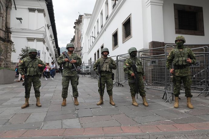 Archivo - QUITO, Jan. 10, 2024 -- Soldados equatorianos montam guarda do lado de fora do palácio presidencial em Quito, Equador, em 9 de janeiro de 2024. O presidente do Equador, Daniel Noboa, declarou na terça-feira um "conflito armado interno" e mobiliz