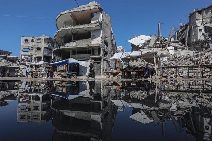 Archivo - Las aguas residuales inundan las calles del campamento de refugiados de Yabalia, al norte de Gaza