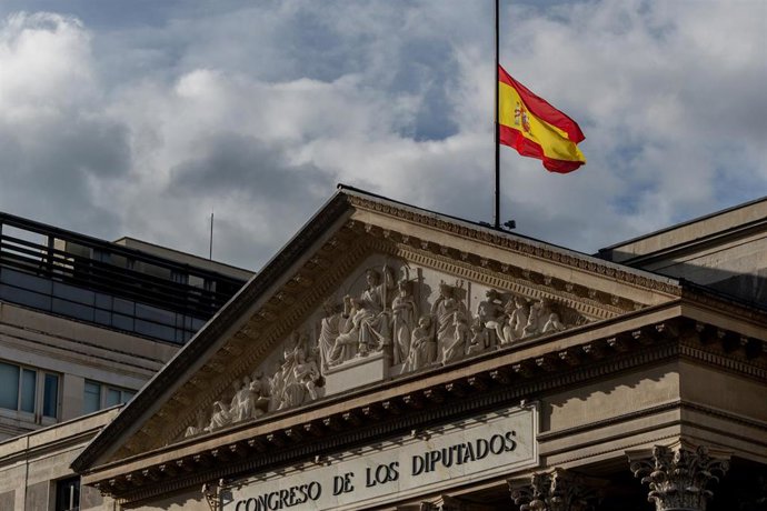 Banderas a media asta en el Congreso de los Diputados, tras la declaración de luto oficial, a 21 de abril de 2025, en Madrid (España). 