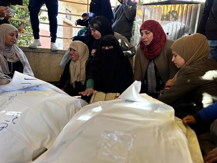 Palestinos en el Hospital Naser de Jan Yunis junto a varios muertos por un ataque de Israel contra tiendas de campaña usadas por desplazados en el sur de la Franja de Gaza (archivo)