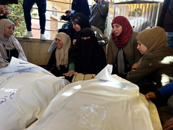 16 de abril de 2025, Khan Yunis, Faixa de Gaza, Território Palestino: Parentes e entes queridos de palestinos mortos em ataques israelenses contra tendas que abrigavam palestinos deslocados lamentam a morte no Hospital Nasser em Khan Yunis, Gaza, em abril