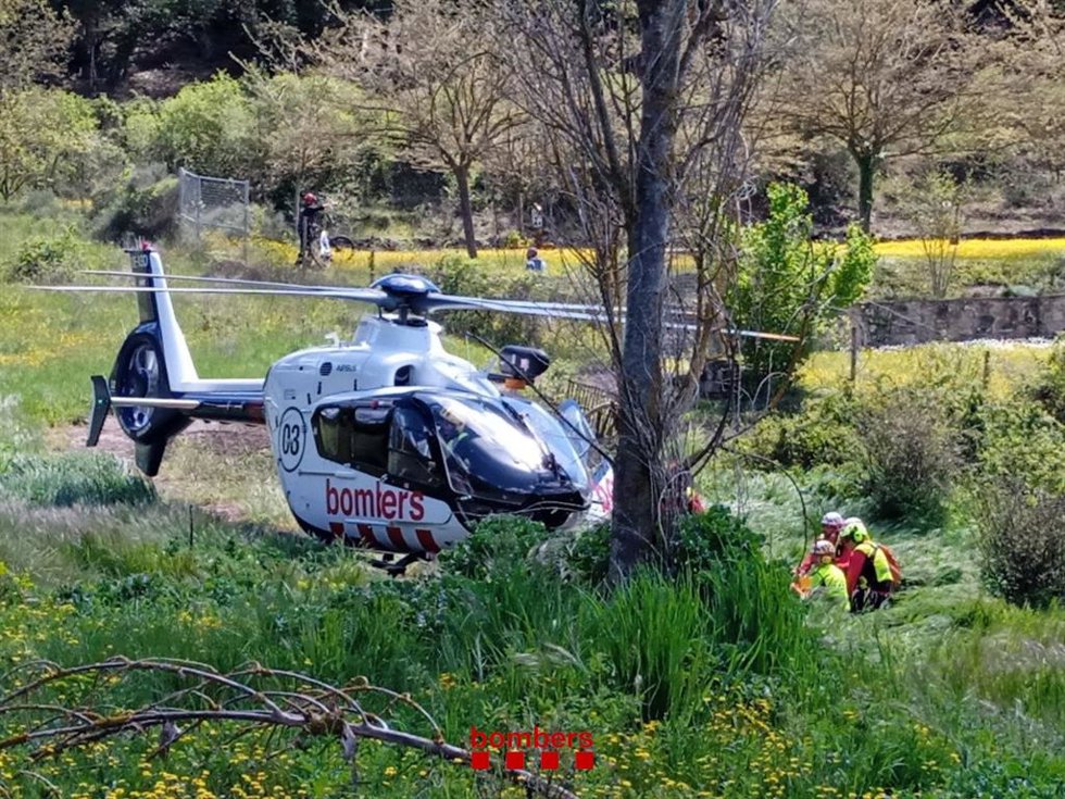 Rescate de un ciclista accidentado en Savall del Comtat (Tarragona) este lunes.