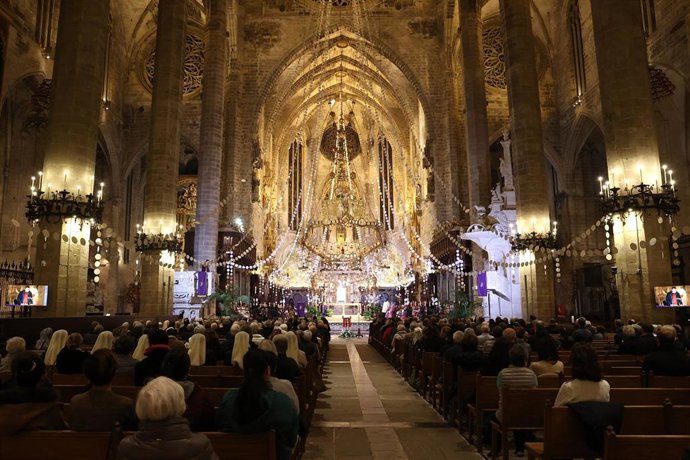 El obispo de Mallorca, Sebastià Taltavull, preside una misa por el papa Francisco en la Catedral