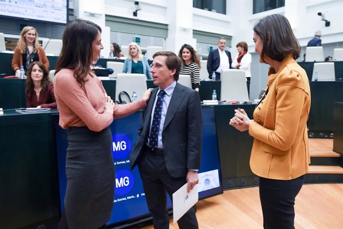 Archivo - La jefa de la oposición del Ayuntamiento de Madrid y portavoz del grupo municipal de Más Madrid, Rita Maestre, el alcalde de Madrid, José Luis Martínez Almeida, y la portavoz del grupo municipal Socialista en el ayuntamiento de Madrid, Reyes Mar