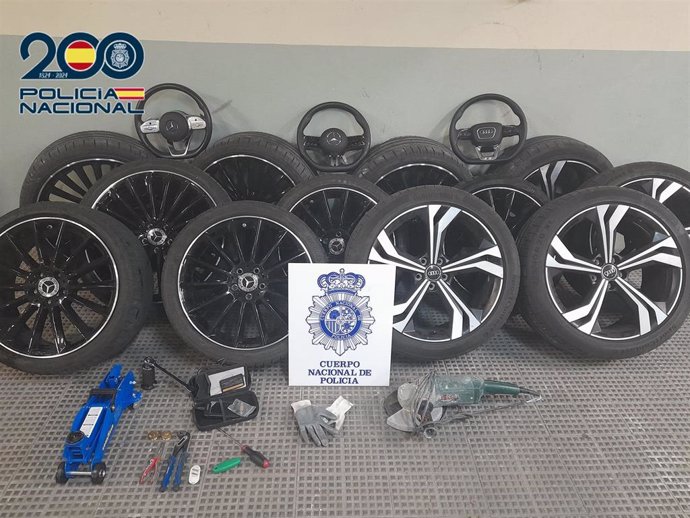 Neumáticos y volantes hallados por la Policía Nacional tras detener a un hombre en Guadalajara.