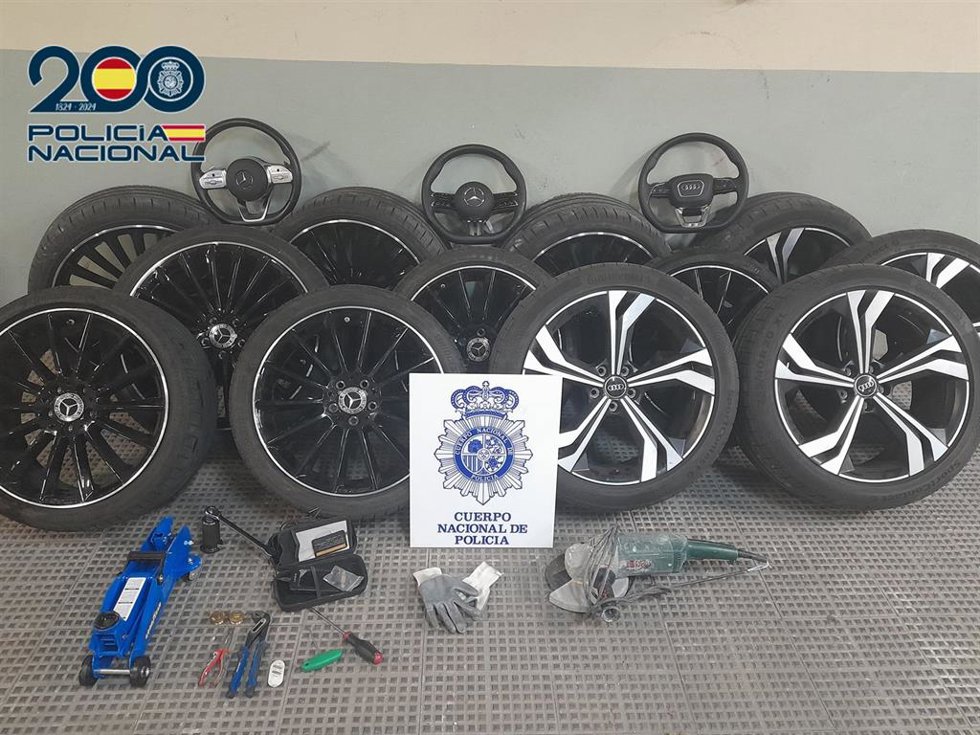 Neumáticos y volantes hallados por la Policía Nacional tras detener a un hombre en Guadalajara.
