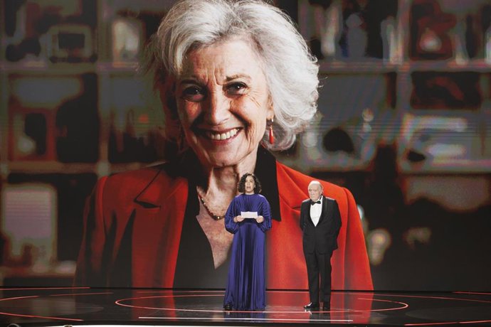 Archivo - El presidente de la Academia del Cine, Fernando Méndez-Leite (d) y María Isasi (i), hija de la actriz, durante el homenaje a la actriz Marisa Paredes en la 39º edición de los Premios Goya 