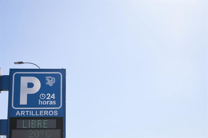 Archivo - Cartel de un aparcamiento