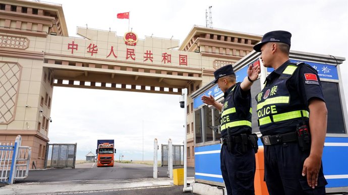 Archivo - Arquivo - Policiais chineses em um posto de fronteira na região de Xinjiang (arquivo)
