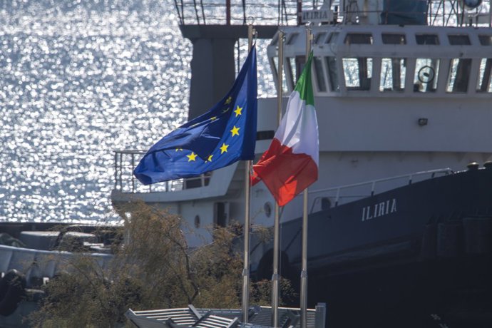 La banderas europea e italiana ondean en el puerto de Shëgjin, a 22 de octubre de 2024.