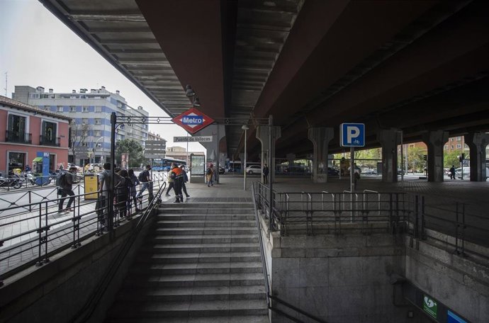 Archivo - Varias personas caminan bajo el conocido como 'Scalextric' de la M-30, en Puente de Vallecas, en Madrid (España), a 31 de marzo de 2021. 