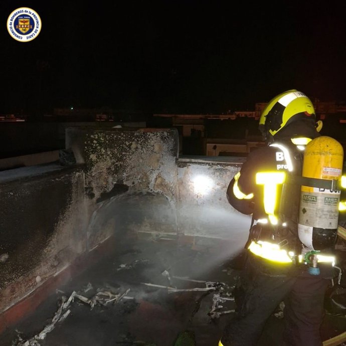 Un bombero sofoca un incendio en una terraza de una vivienda de Cádiz.