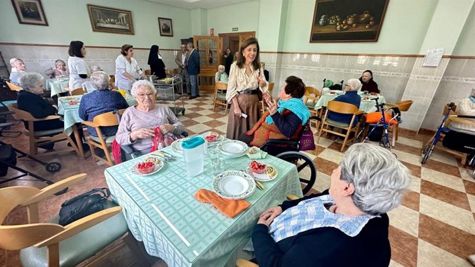 Botella (centro, de pie) charla con un grupo de mujeres de la residencia Nuestra Señora de La Sierra de Cabra.