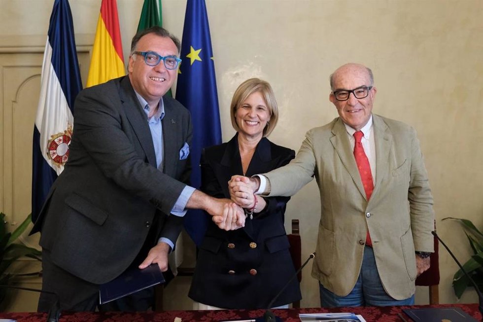 Archivo - El consejero de Turismo, Cultura y Deporte de la Junta de Andalucía, Arturo Bernal, la alcaldesa de Jerez, María José García-Pelayo, y el director ejecutivo de Dorna, Carmelo Ezpeleta, en la firma del Gran Premio en 2024 y 2025 en el circuito 