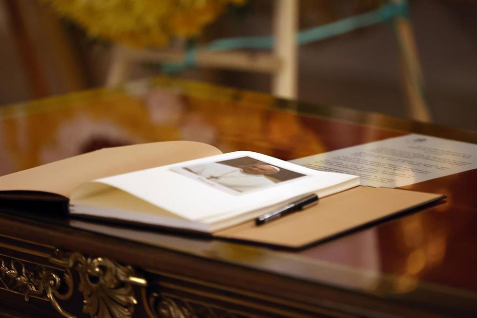 Un libro de condolencias por el fallecimiento del Papa Francisco I, en la Nunciatura Apostólica, a 22 de abril de 2025, en Madrid (España). El Papa Francisco falleció ayer, 21 de abril, a las 7.35 horas, a la edad de 88 años, en su residencia de la Casa