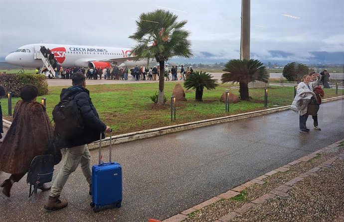 Embarque de pasajeros a un avión en el Aeropuerto de Córdoba, en una imagen de archivo.