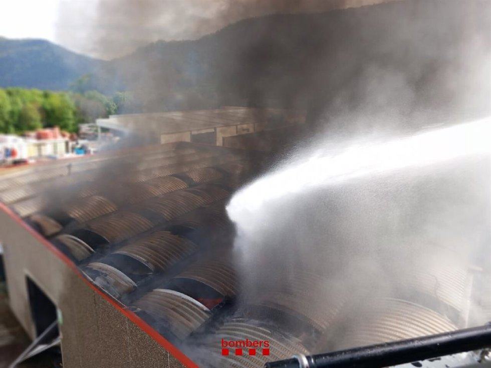 Incendio en una nave industrial en el polígono de La Canya en Olot (Girona)