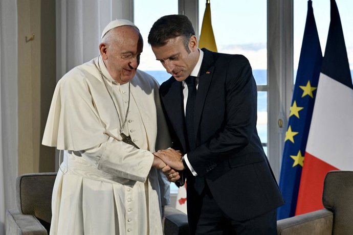 Marselha, França: Foto de arquivo - O Papa Francisco se encontra com o presidente francês Emmanuel Macron durante uma reunião no Palais du Pharo, na cidade portuária de Marselha, no sul do país, em 23 de setembro de 2023. -- O Papa Francisco faleceu na se