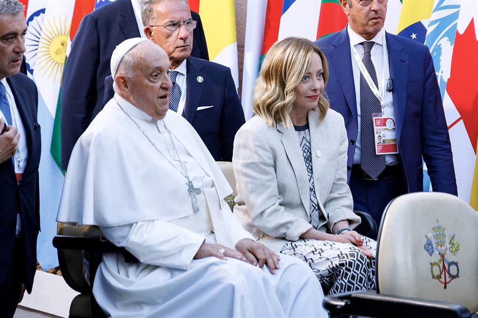 Archivo - La primera ministra de Italia, Giorgia Meloni, junto al Papa Francisco en la cumbre del G7